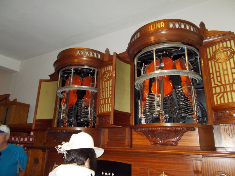 This Player Piano Played Both the Piano and Violins