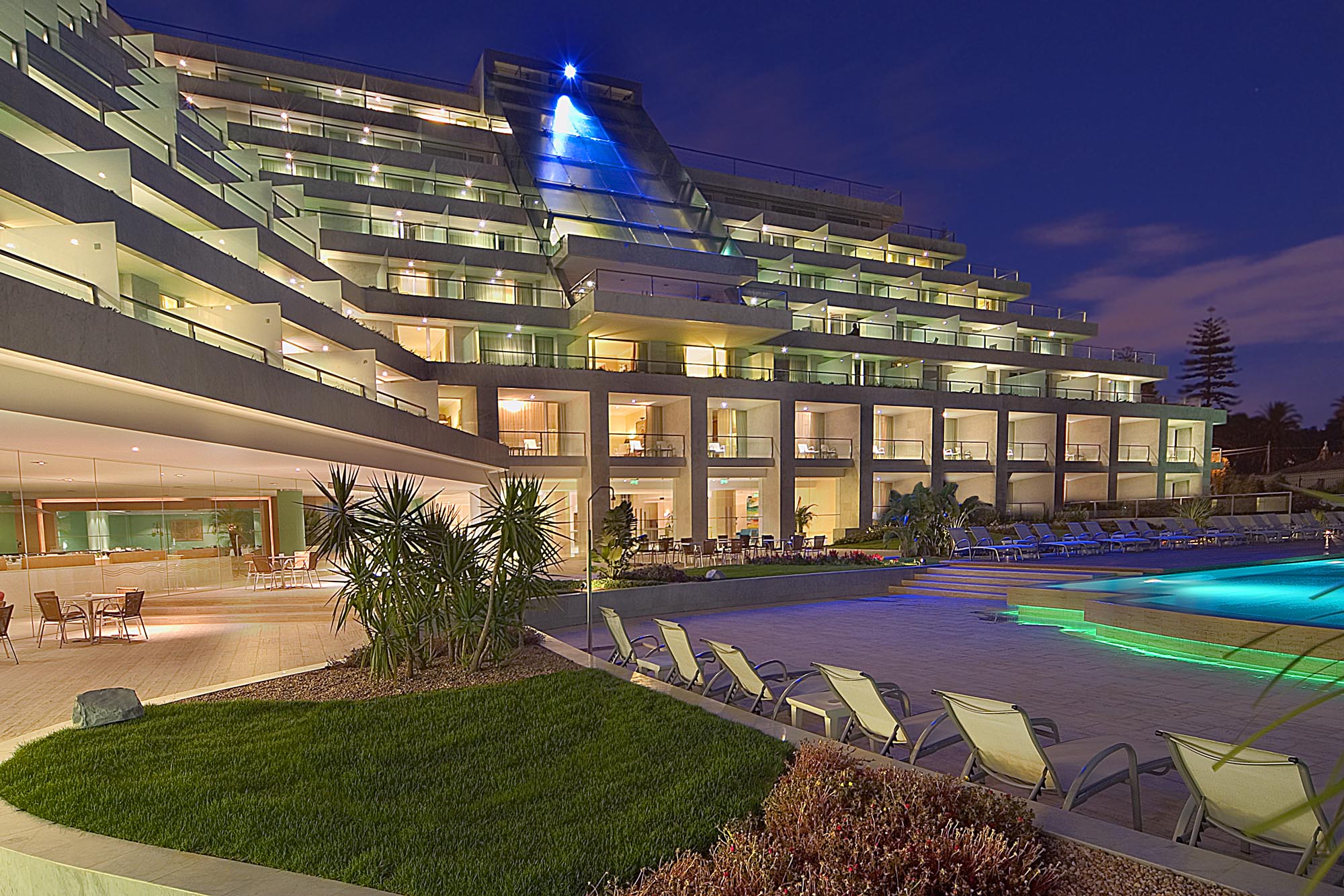 Hotel Cascais Miragem at night