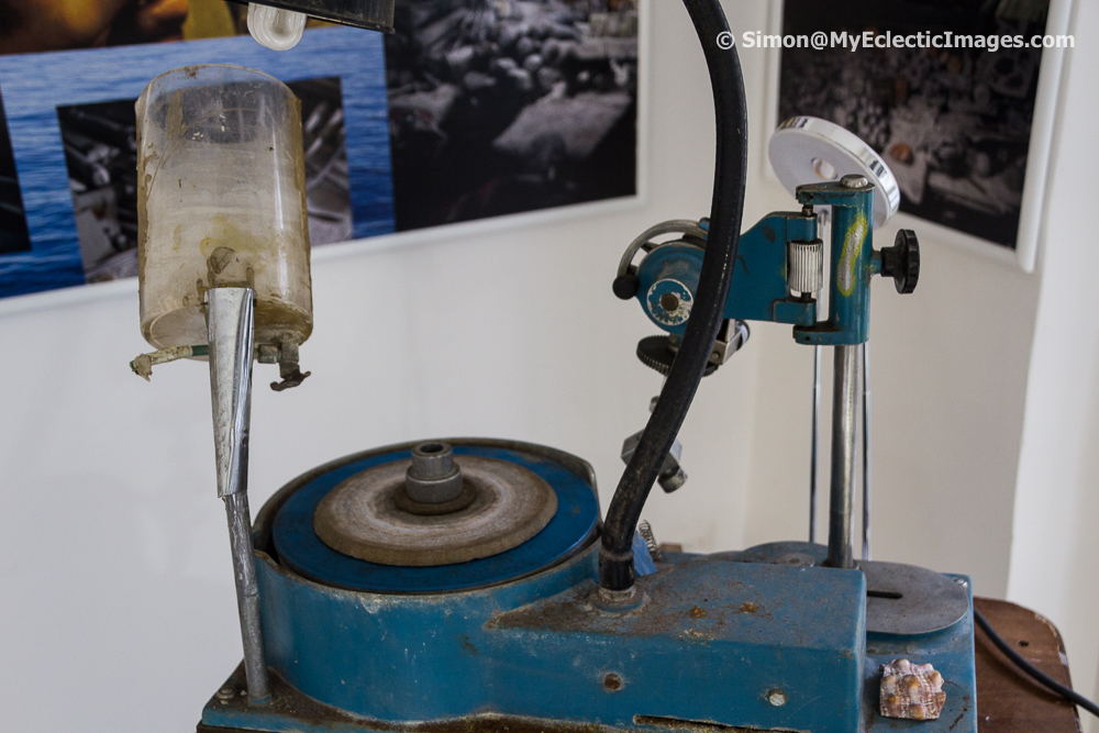 Machine used for grinding and shaping the shell pieces